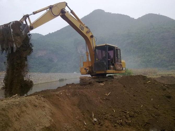 Tahun 2002 80.3kw 0.5cbm Bucket E120B Digunakan CAT Excavator 0